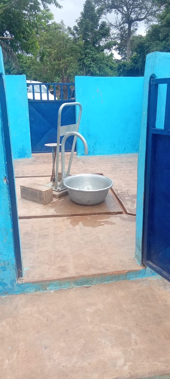 Pompe à motricité humaine et bac de puisage